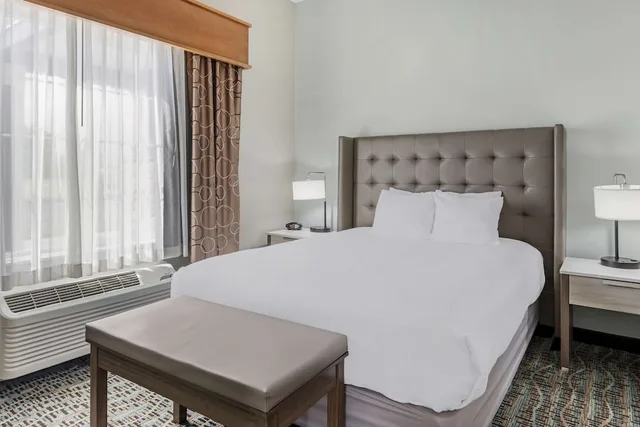 Suite, Queen Bed, Kitchen, Best Western Plus Peppertree Inn At Omak 1/2