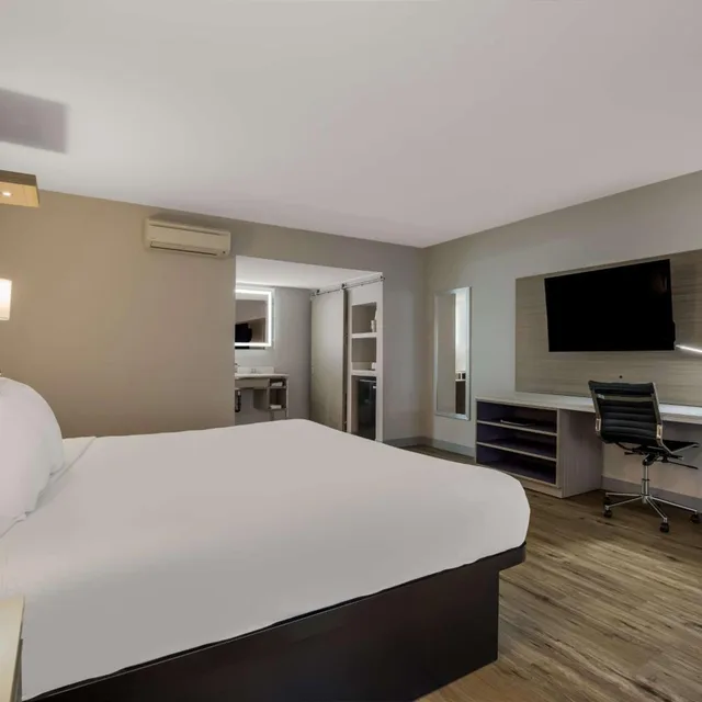غرفة ديلوكس بسرير كينج، Best Western Diamond Bar Hotel & Suites 2/4