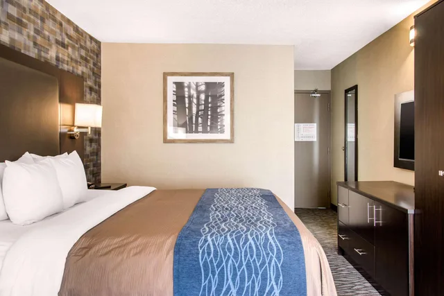 غرفة بسرير كينج لذوي الإعاقة، Comfort Inn Montreal Aeroport 1/7