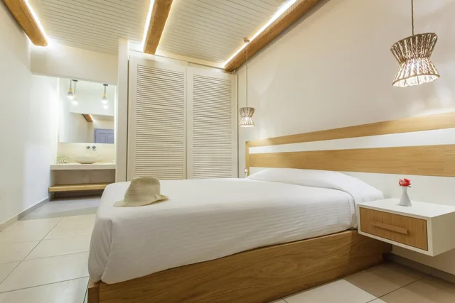 غرفة بسرير مزدوج بإطلالة على المسبح في المبنى الرئيسي، Aeolos Resort Mykonos 5/10