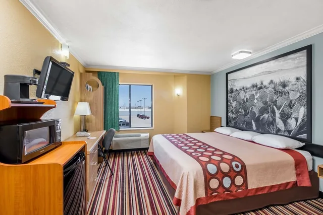 غرفة بسرير كينج، Super 8 by Wyndham Midland 1/3