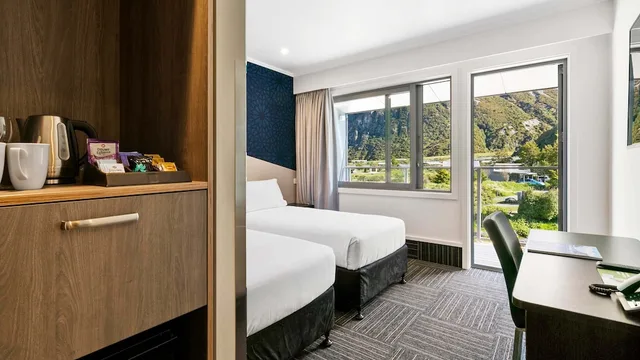 Lodge, King and Twin Beds, Village View, Mt Cook Lodge and Motel 3/3