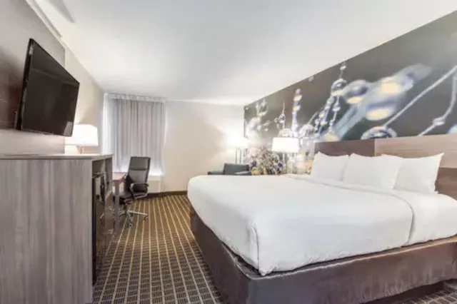 غرفة بسرير مزدوج، Clarion Pointe South Boston Danville East 2/4