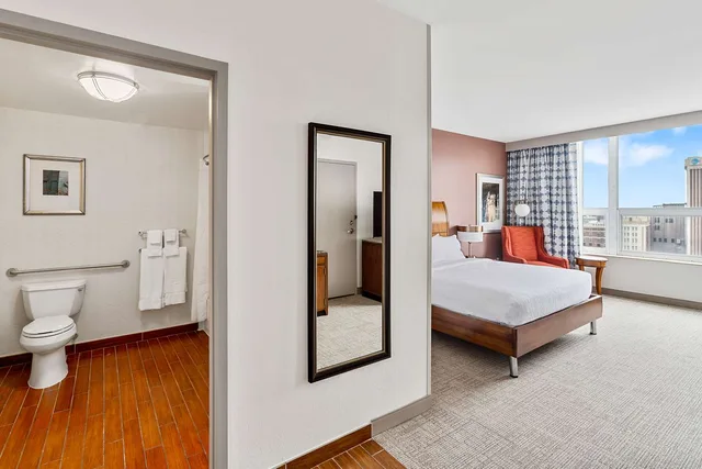 جناح بسرير كينج بغرفة نوم واحدة مع أريكة، Hilton Garden Inn New Orleans French Quarter/CBD 1/1