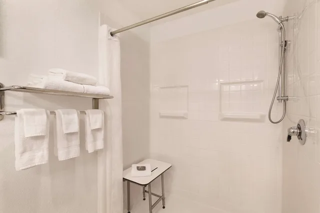 غرفة بسرير كينج لذوي الإعاقة، Country Inn & Suites by Radisson, Boone, NC 2/2