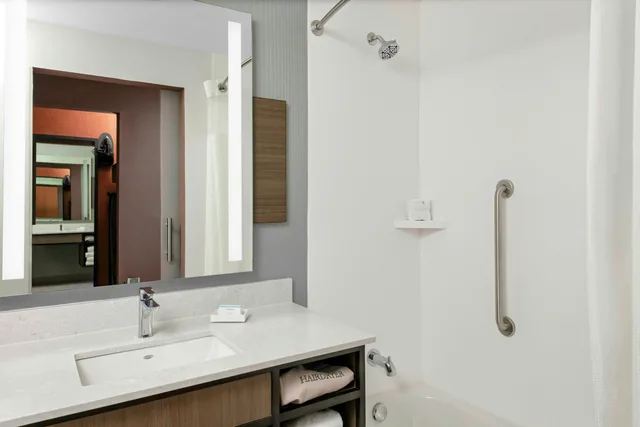 Deluxe, King Bed, Accessible, Hilton Garden Inn Chandler Downtown 2/4
