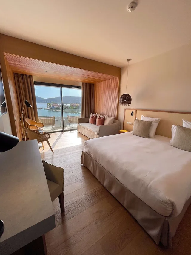جناح جونيور بسرير كينج بإطلالة على البحر بشرفة، Golden Tulip Porto Vecchio 3/8