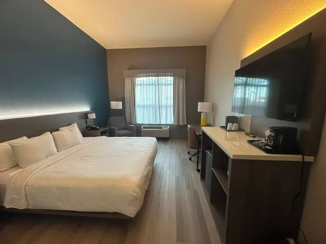 Upgrade, Suite, King Bed, Sofa، Comfort Inn & Suites Concord (Kannapolis) 3/10