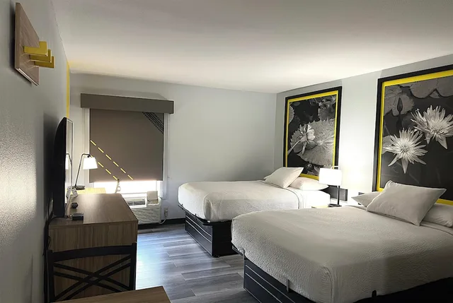 غرفة بسريرين مزدوجين بمطبخ صغير، Super 8 by Wyndham Alexandria LA 1/7