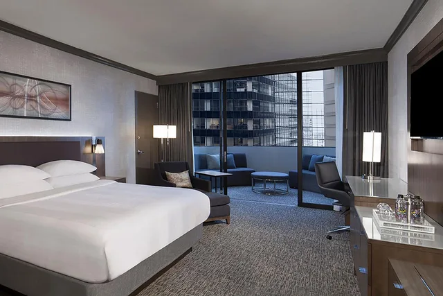 غرفة بسرير كينج بحوض استحمام لذوي الإعاقة، Dallas Marriott Downtown 2/10