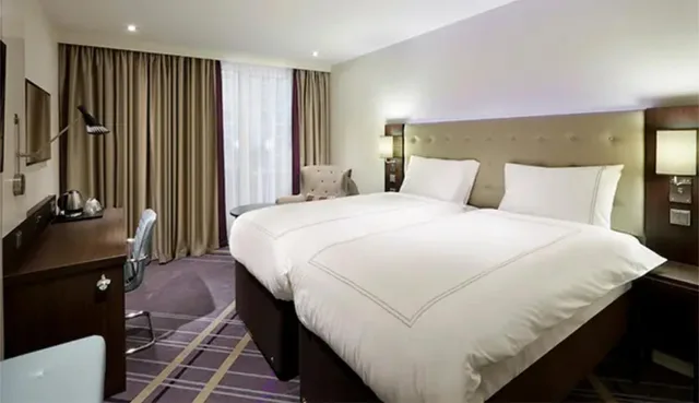 غرفة بسريرين منفصلين، Premier Inn Cologne City Mediapark Hotel 2/2