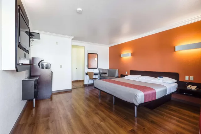 1 King Bed Mobil Access Tub Nsmk Micfridg، Motel6 San Jose, CA - Convention Center 2/10