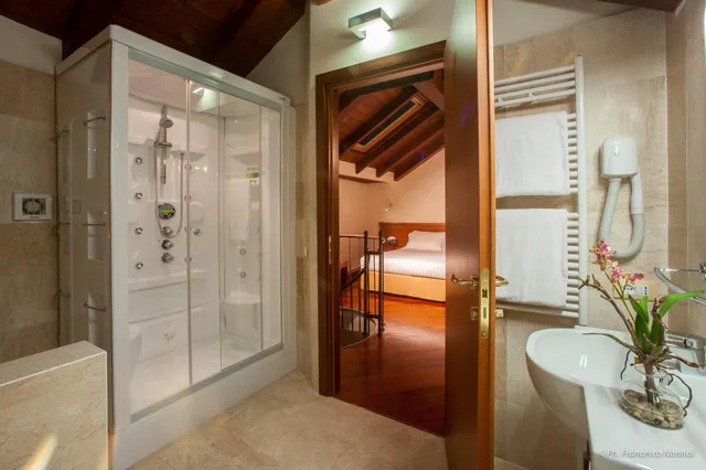 جناح جونيور، Hotel Flora 4/4