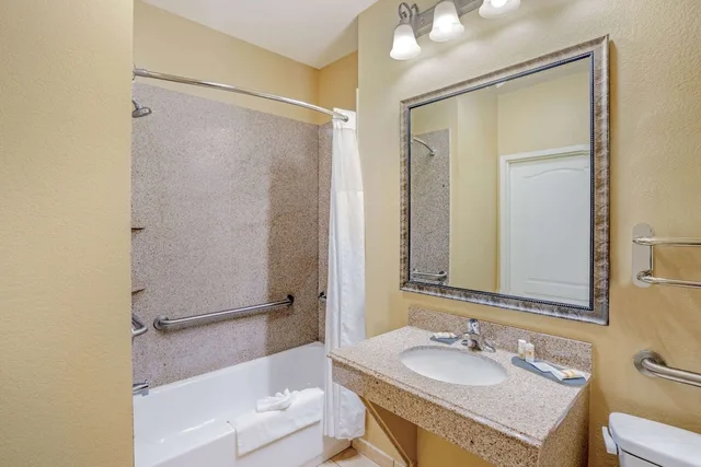 جناح ديلوكس بسرير كينج لذوي الإعاقة، La Quinta Inn & Suites by Wyndham Vicksburg 4/4