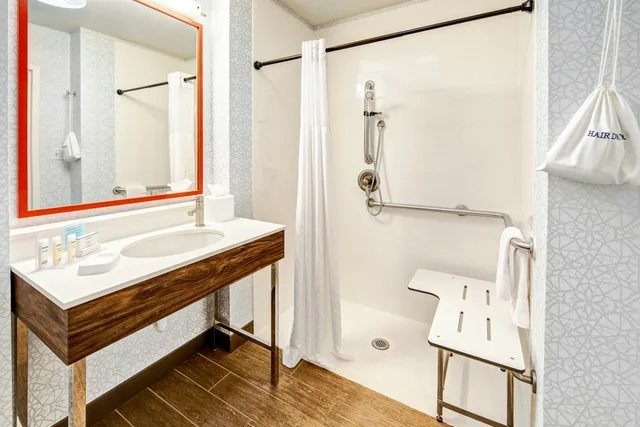 غرفة بسرير كينج لذوي الإعاقة، Hampton Inn Van Buren 2/2