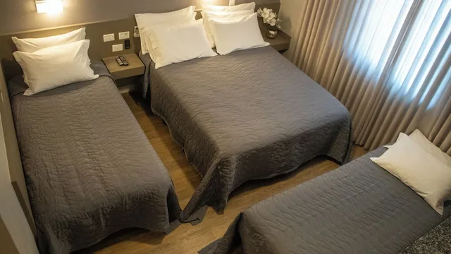 غرفة قياسية رباعية بسرير مزدوج وسريرين منفصلين، HOTEL NOHOTEL 3/10