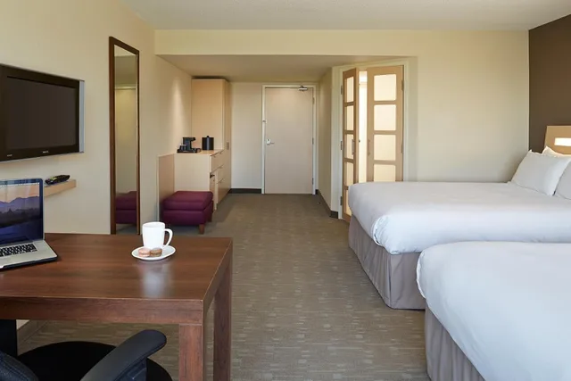 غرفة سوبيريور بسرير كينج وسريرين كوين، NOVOTEL MONTREAL AIRPORT 2/6
