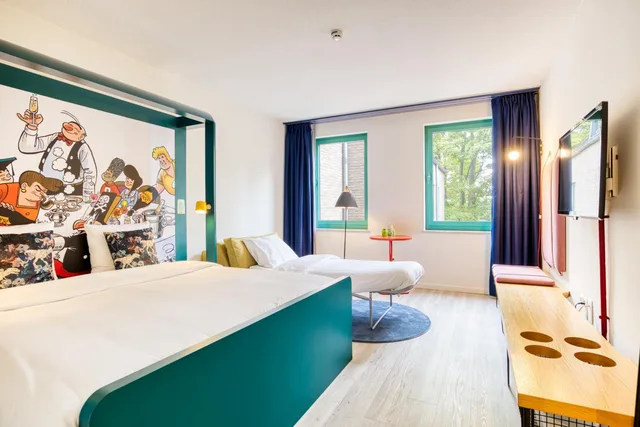 غرفة ثلاثية بسرير مزدوج وسرير فردي وسرير كوين مع أريكة، B&B Hotel Brussels Centre Louise 1/2