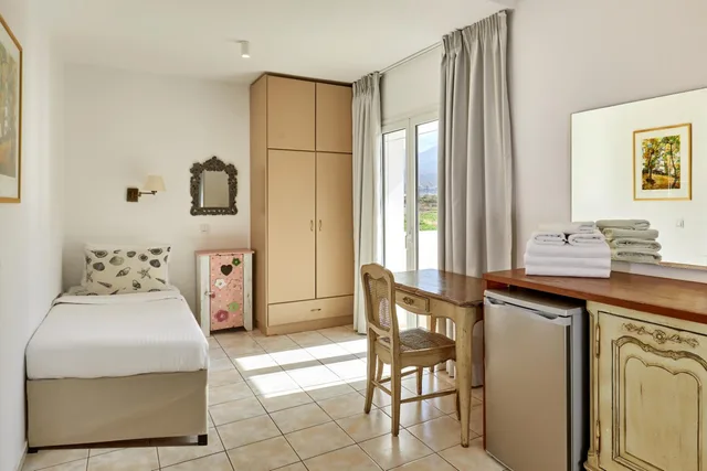 غرفة قياسية في الملحق، Sirens Beach Hotel 5/8