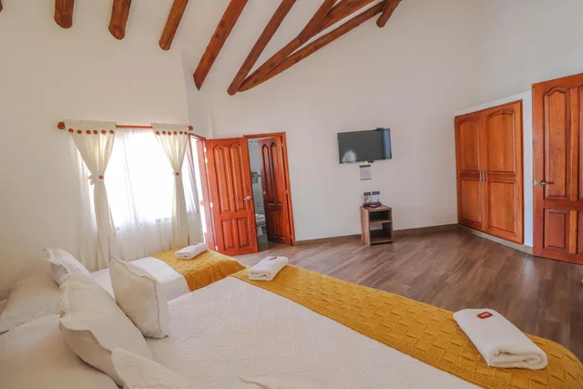 غرفة ديلوكس ثلاثية بسرير كوين وسرير فردي، Hotel Las Palmas Villa De Leyva 9/10