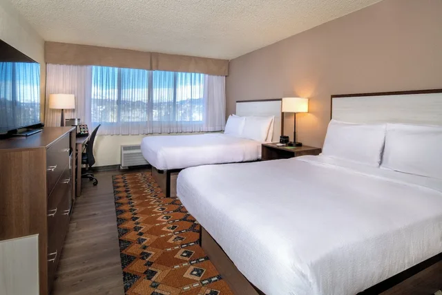 غرفة قياسية بسريرين كوين بإطلالة على الجبل يُسمح فيها بالحيوانات الأليفة، Holiday Inn Estes Park 1/2