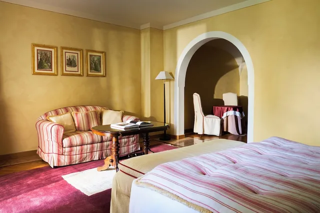 غرفة كومفورت بسرير كوين، L'Albereta Relais & Chateaux 2/2