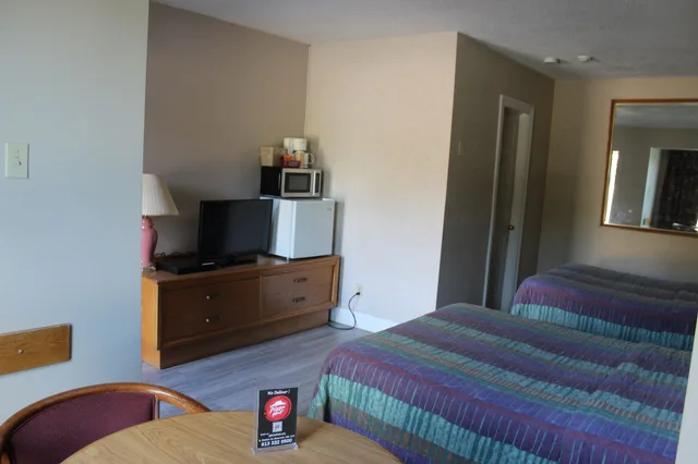 Standard, 2 Double Beds, Bancroft Inn and Suites 4/8