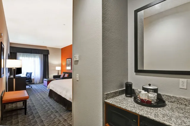 غرفة ديلوكس بسرير كينج مع أريكة، Hampton Inn West Palm Beach Fl Turnpike 8/9