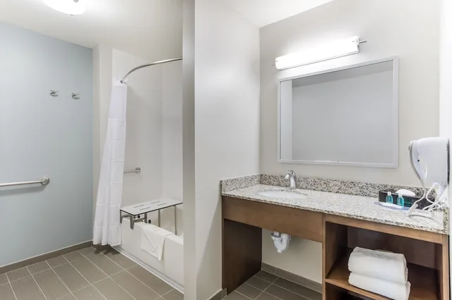 جناح بسرير كينج بغرفة نوم واحدة مع أريكة لذوي الإعاقة، MainStay Suites Murfreesboro, TN 4/4