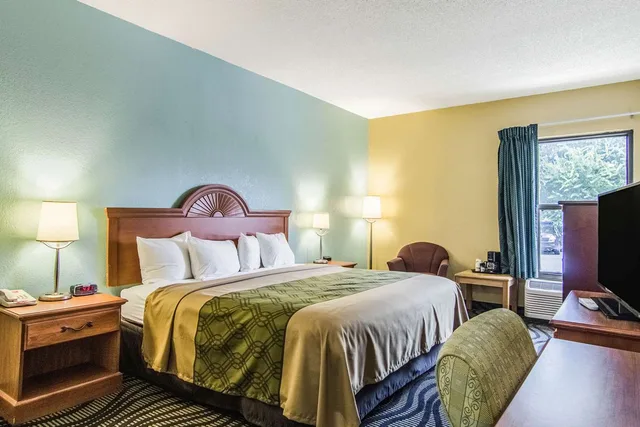 Room, King Bed, Accessible, Econo Lodge Darien GA 4/5