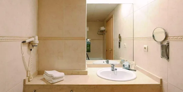 غرفة كومفورت رباعية بشرفة، Luna Club Yoga & Spa Hotel 3/4