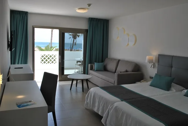غرفة قياسية بسريرين منفصلين بإطلالة جزئية على البحر، Hotel Las Costas 10/10
