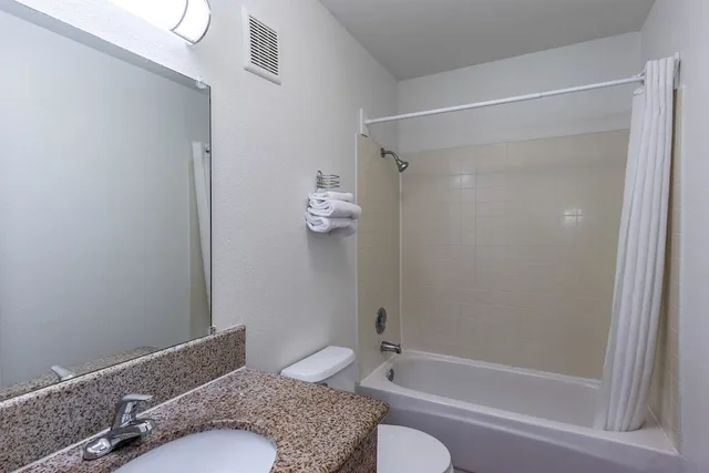 غرفة قياسية بسرير كوين للمدخنين، Motel6 Beaverton, OR 7/7