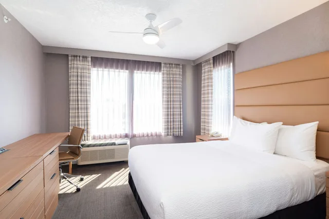 Suite, Queen Bed, Sofa, Kitchenette, Sandman Hotel Victoria 2/5