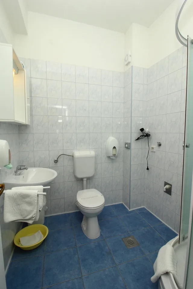 شقة بسرير مزدوج بشرفة بغرفة نوم واحدة مع أريكة في الطابق الأرضي، Bacan Serviced Apartments 10/10