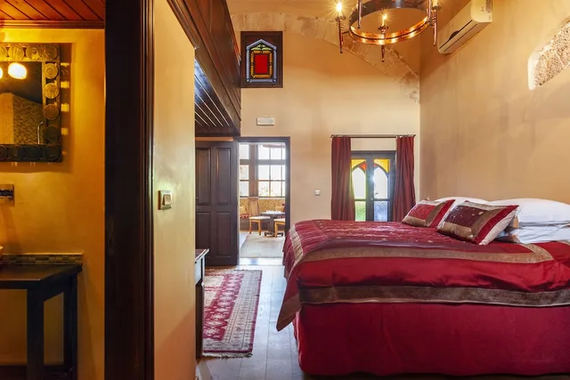 غرفة بسرير كينج وسريرين منفصلين، Spirit Of The Knights Boutique Hotel 1/2