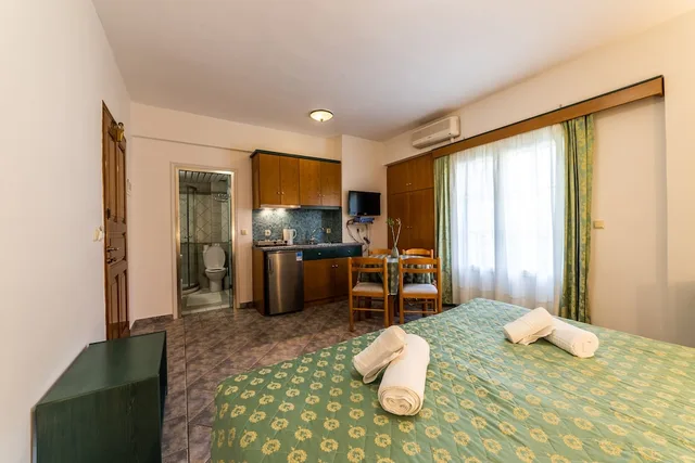 استوديو، Odeon Hotel 5/8
