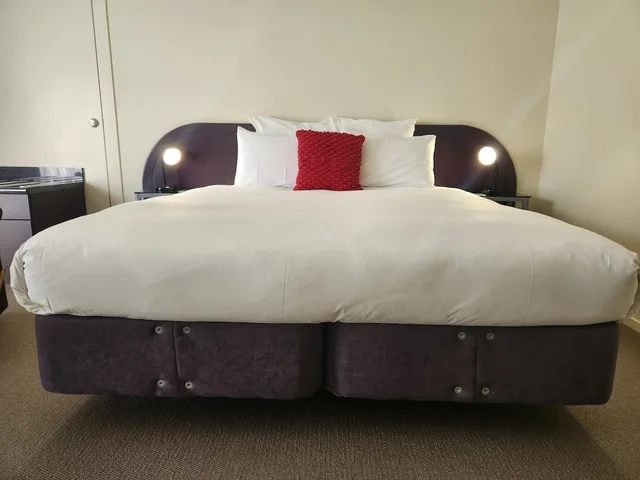 شقة بسرير كينج وسريرين منفصلين بغرفة نوم واحدة في الطابق الأرضي، B K S Motor Lodge 4/7