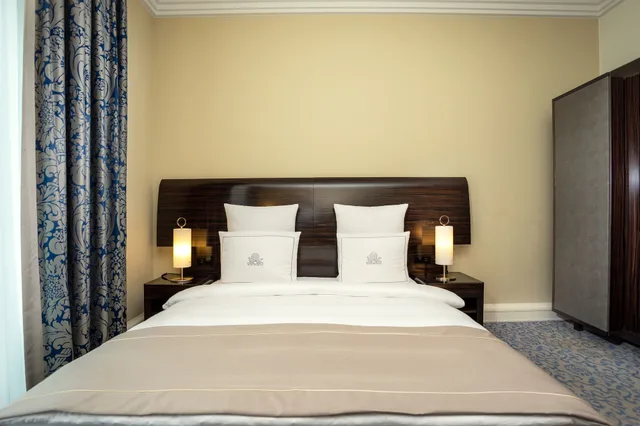 غرفة بسرير كينج بإطلالة على البحيرة، Hotel Atlantic Hamburg, Autograph Collection 1/7