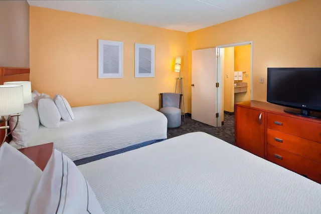 جناح بسريرين مزدوجين مع أريكة، Courtyard By Marriott Miami Airport West Doral 1/2
