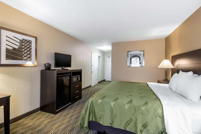 غرفة بسرير مزدوج، Quality Inn & Suites Des Moines - Merle Hay Road 1/4