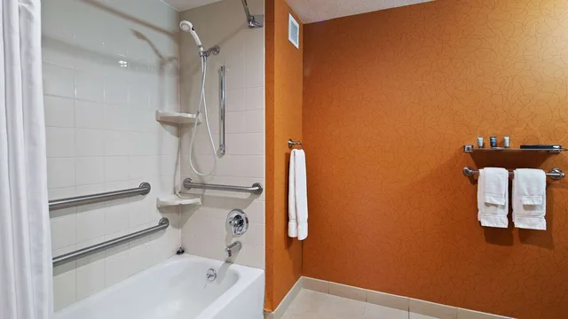غرفة بسرير كينج لذوي الإعاقة، Best Western Plus Fresno Airport Hotel 4/4