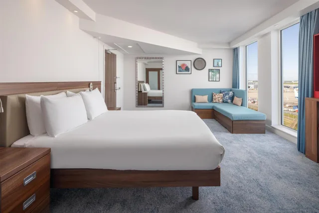 Room, Queen Bed, Runway View, Sofa, Accessible، Hampton By Hilton London Stansted Airport 3/10
