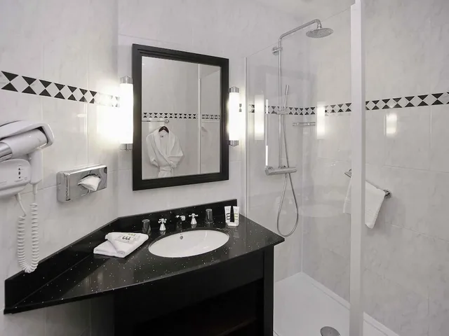غرفة بريفيليج بسرير مزدوج بإطلالة على البحر، Mercure La Baule Majestic 9/9