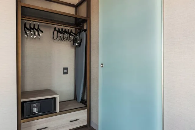 جناح بسرير كينج بغرفة نوم واحدة مع أريكة، AC Hotel by Marriott Boston Cleveland Circle 5/5