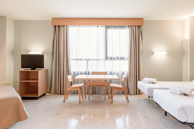 غرفة ثلاثية بثلاثة أسرّة، APARTAHOTEL EXE CAMPUS SAN MAMES 6/10