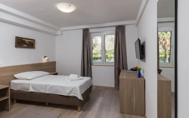 غرفة بسريرين منفصلين بإطلالة على البحر، Hotel Vimbula 1/8