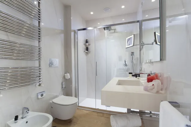جناح سوبيريور بسرير كوين بغرفة نوم واحدة مع أريكة، Oriana Suites Verona 5/8