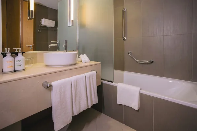 غرفة بريميوم لغير المدخنين، Holiday Inn Abu Dhabi Hotel 6/6