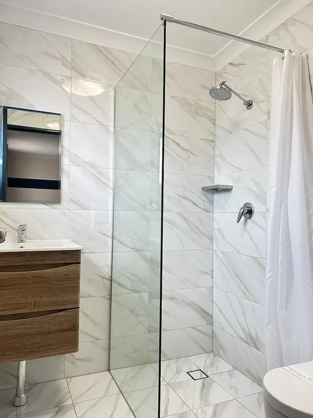 Premium, Red Cedar Motel 5/8